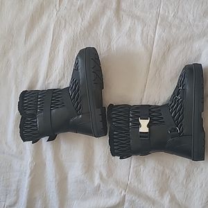 Cold weather  black Canviar size 8.5 brand new ,never  wear them